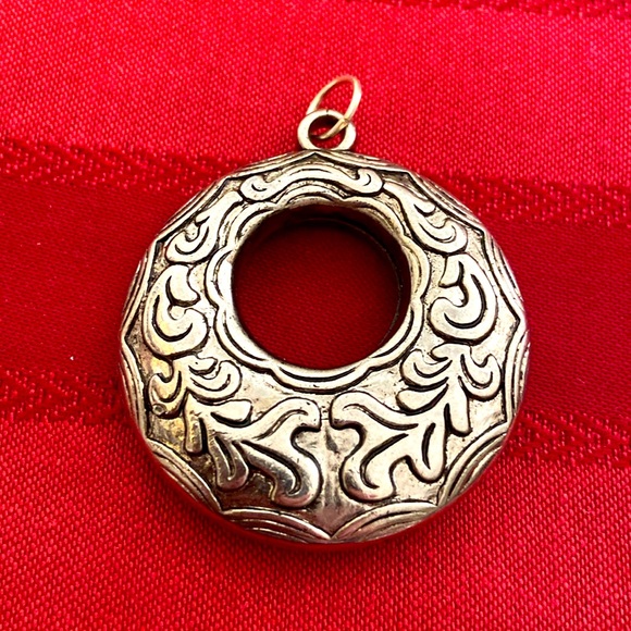 5/$10❤️❤️❤️Vintage 90s Silver Toned Metal Circle Pendant - Picture 1 of 2